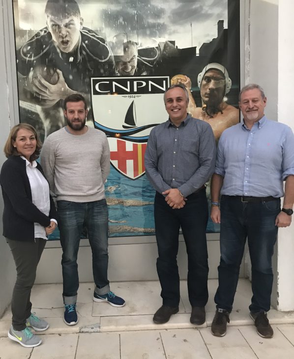 En la foto, l’entrenador dels equips absoluts Yuri Colet, el president Jordi Homs i els representants de la BIWPA Joaquim Colet i Cristina Marín.